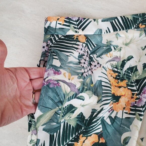 Carolina Belle Shorts Size 12 Floral Tropical Pleated Side Zip Flowy Lightweight - Picture 5 of 13